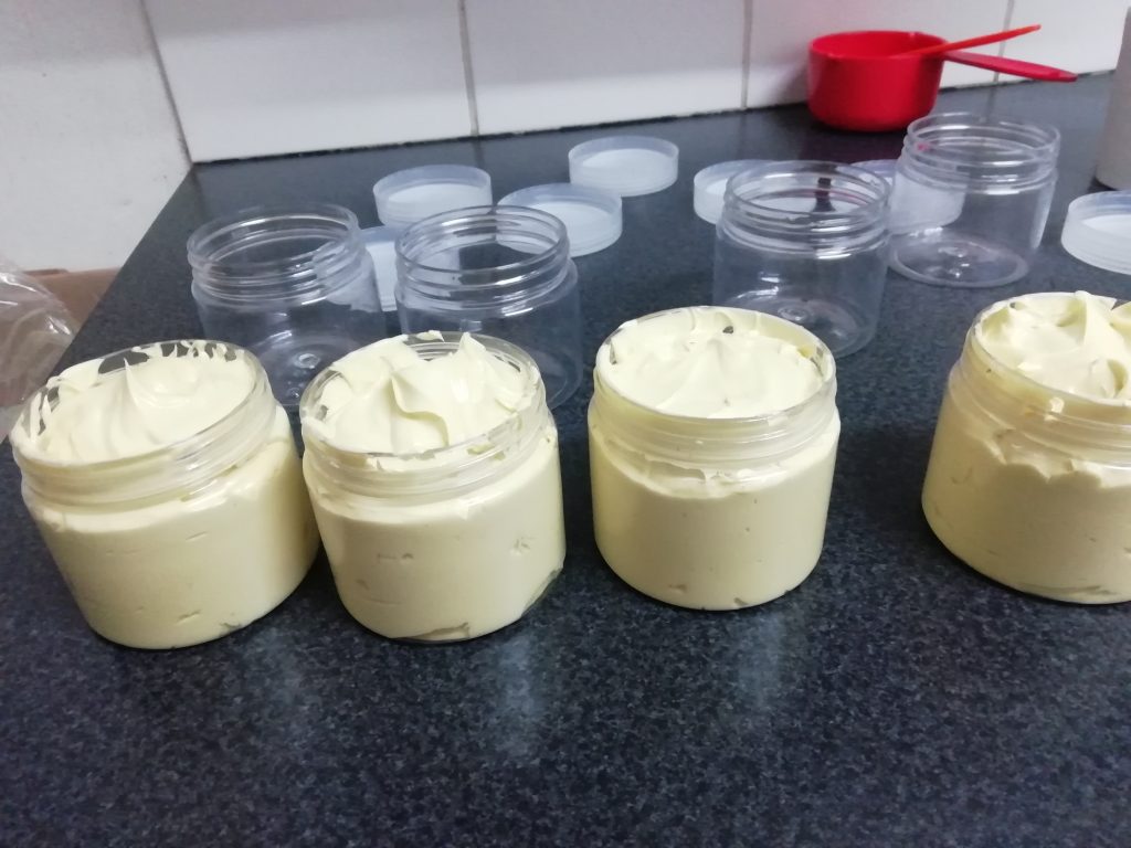 Learn to make your own natural cosmetics! ✨👄